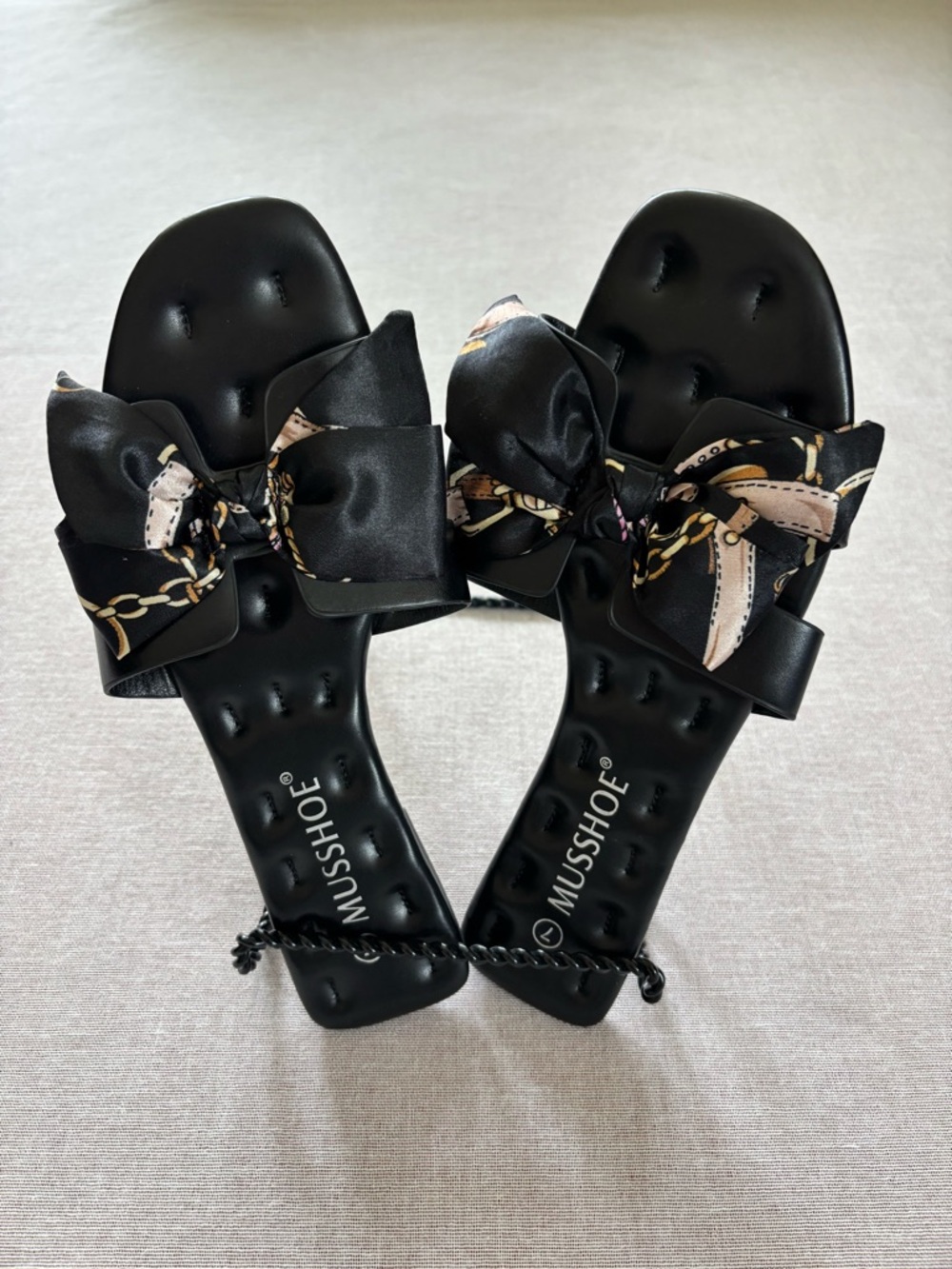 MUSSHOE Black Bow Whimsical Slide Sandals with Chain Print Size 7
